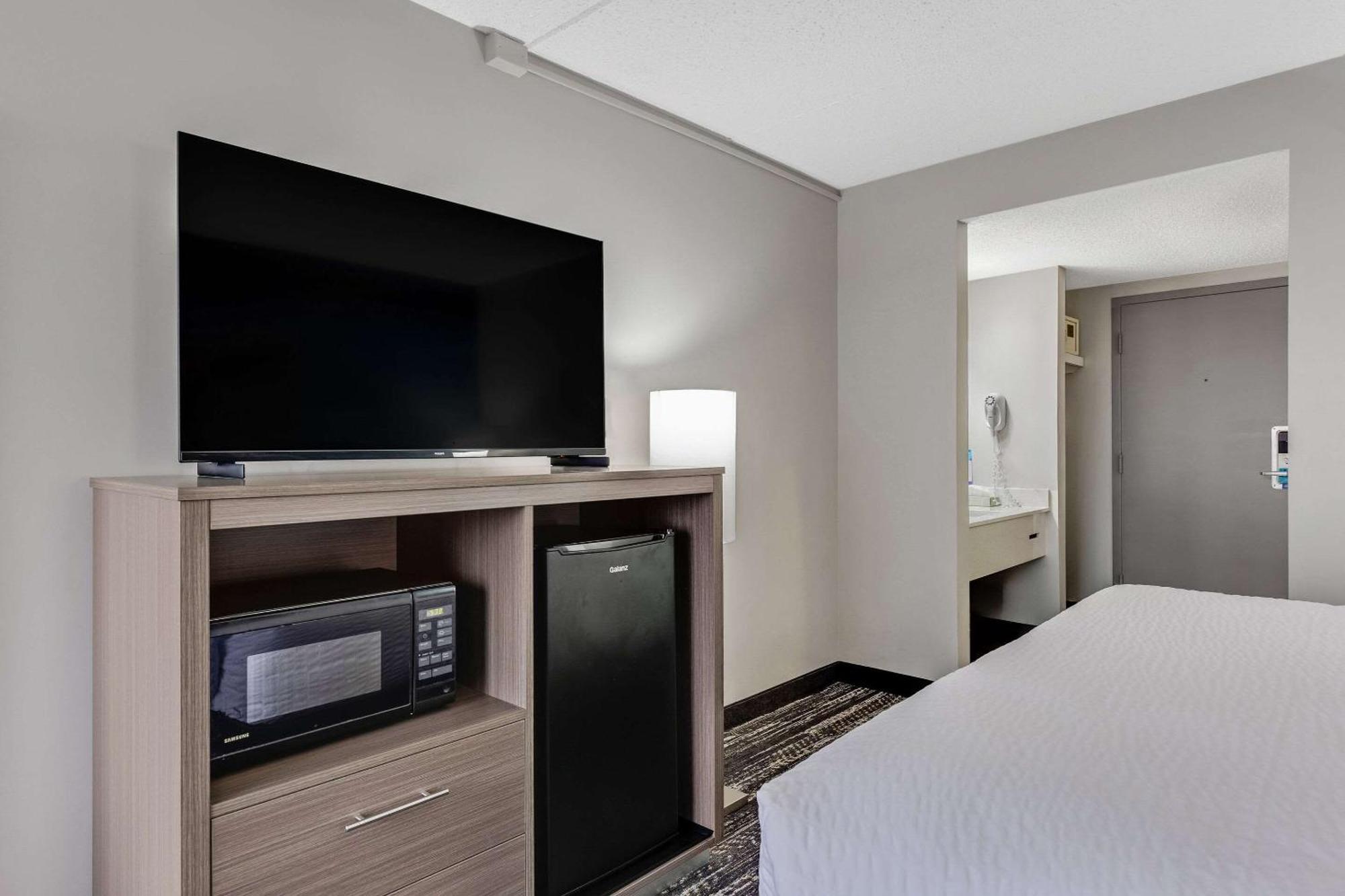 Hotel Clarion Pointe Near Erie Casino Exterior foto